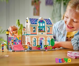 LEGO® Friends Семейната къща на Лиан 42687