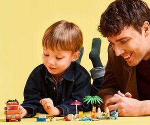 LEGO® Bluey Пътуване до плажа със семейната кола на Блуи 11202