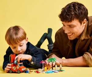 LEGO® Bluey Пътуване до плажа със семейната кола на Блуи 11202