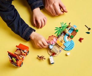 LEGO® Bluey Пътуване до плажа със семейната кола на Блуи 11202