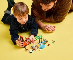 LEGO® Bluey Пътуване до плажа със семейната кола на Блуи 11202