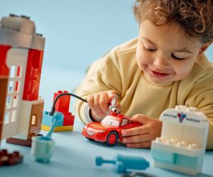 LEGO® DUPLO® Disney™ Посещението на Маккуин в гаража на Док 10456 