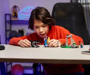 LEGO® Fortnite Лагерът на Peely и Sparkplug 77075 