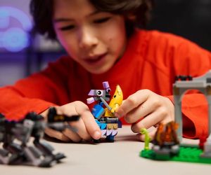 LEGO® Fortnite Лагерът на Peely и Sparkplug 77075 