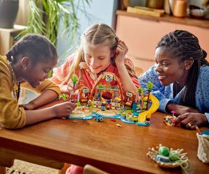 LEGO® Friends Семейна почивка в плажния курорт 42673 