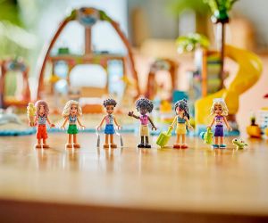LEGO® Friends Семейна почивка в плажния курорт 42673 