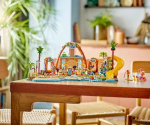 LEGO® Friends Семейна почивка в плажния курорт 42673 