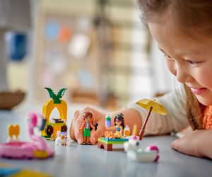LEGO® Friends Парти край басейна с еднорог и фламинго 42658 