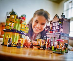 LEGO® Harry Potter „Всичко за куидича“ и салон за сладолед 76452 