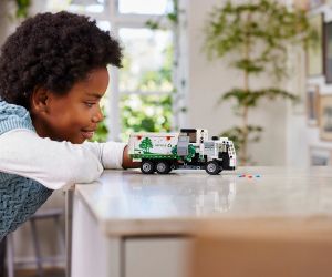 LEGO® Technic Боклукчийски камион Mack® LR Electric 42167 