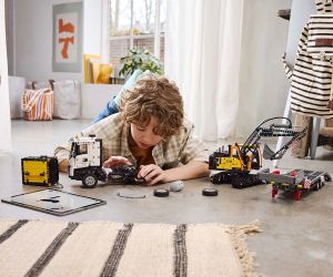 LEGO® Technic™ Камион Volvo FMX и екскаватор EC230 42175 
