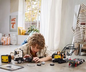 LEGO® Technic™ Камион Volvo FMX и екскаватор EC230 42175 