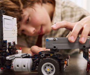 LEGO® Technic™ Камион Volvo FMX и екскаватор EC230 42175 