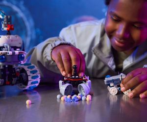 LEGO® Technic Космическо превозно средство Лунен всъдеход Lunar Outpost™ 42211 