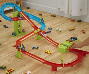Hot Weels Neon Speeders Комплект Скоростен небостъргач с неонов състезател