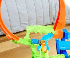 Hot Wheels Stunt Tracks Комплект за каскади и катастрофи с включена 1 количка