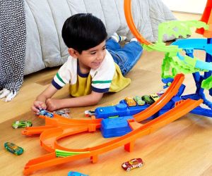 Hot Wheels Stunt Tracks Комплект за каскади и катастрофи с включена 1 количка