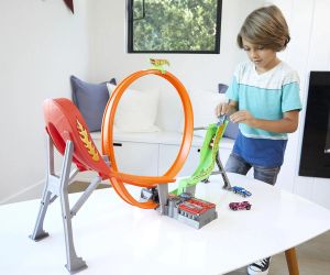 Hot Wheels Състезателна, моторизирана писта с 5бр. колички
