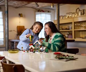 LEGO® Icons Пощата на Дядо Коледа 10339