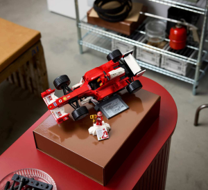 LEGO® Icons Ferrari F2004 и Michael Schumacher 11375