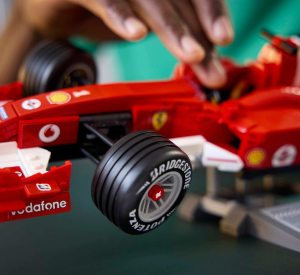 LEGO® Icons Ferrari F2004 и Michael Schumacher 11375