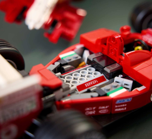 LEGO® Icons Ferrari F2004 и Michael Schumacher 11375