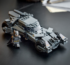 LEGO® DC Comics Super Heroes Batman™  Батман срещу Супермен Батмобил 76331