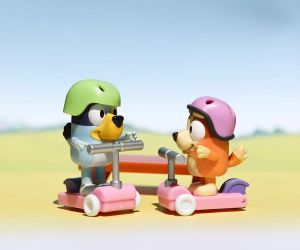 BLUEY Блуи и Бинго се забавляват със скутер