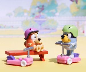 BLUEY Блуи и Бинго се забавляват със скутер
