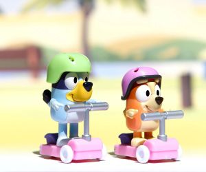 BLUEY Блуи и Бинго се забавляват със скутер