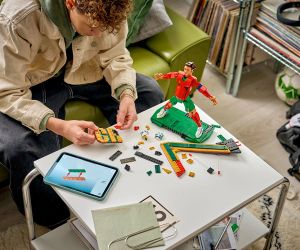 LEGO® Editions Кристиано Роналдо - футболна легенда 43016 