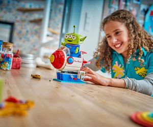 LEGO® Disney™ Извънземно с люлка-ракета от Пица планет 43307