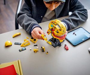 LEGO® Editions Каска на Луис Хамилтън от отбора на Scuderia Ferrari HP 43022 