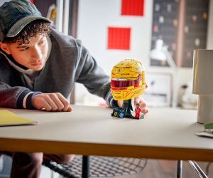 LEGO® Editions Каска на Луис Хамилтън от отбора на Scuderia Ferrari HP 43022 