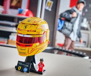 LEGO® Editions Каска на Луис Хамилтън от отбора на Scuderia Ferrari HP 43022 