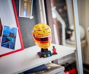 LEGO® Editions Каска на Луис Хамилтън от отбора на Scuderia Ferrari HP 43022 