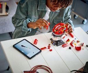 LEGO® Editions Каска на Чарлз Льоклер от Scuderia Ferrari HP 43014 