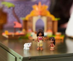 LEGO® Disney Princess Селска къща и лодка 43282 