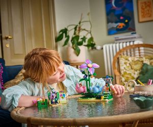 LEGO® Friends Въртележка с цветя и чаени чаши 42702 