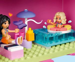 LEGO® Friends Творчески куфар с къща за кукли 42697 