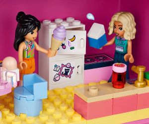 LEGO® Friends Творчески куфар с къща за кукли 42697 