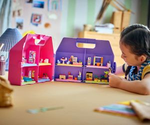 LEGO® Friends Творчески куфар с къща за кукли 42697 