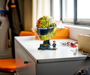LEGO® Editions Каска на Ландо Норис от отбора на McLaren Mastercard  43023