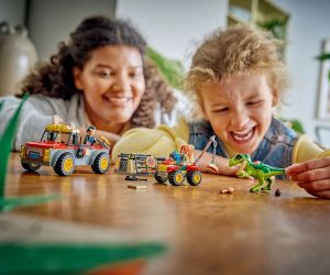 LEGO® Jurassic World Камион за транспортиране на млад тиранозавър рекс 77978