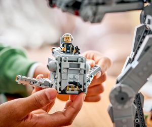 LEGO® Star Wars™ Оцелял имперски AT-AT™ с INT-4 75454 