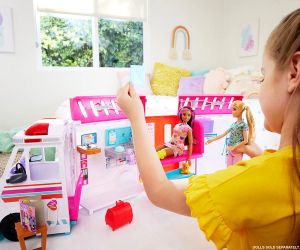Barbie® Комплект за игра Мобилна клиника