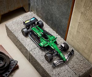 LEGO® Technic Кола Aston Martin Aramco AMR25 F1®  42240 